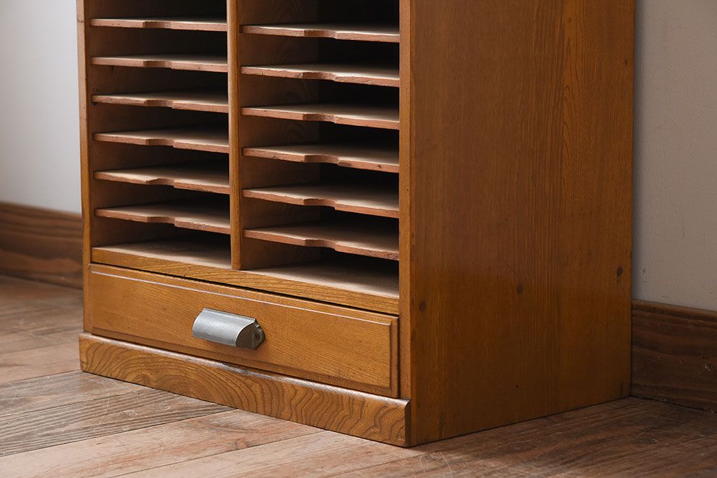 アンティーク家具 古い木製の小ぶりなアンティーク縦型書類棚