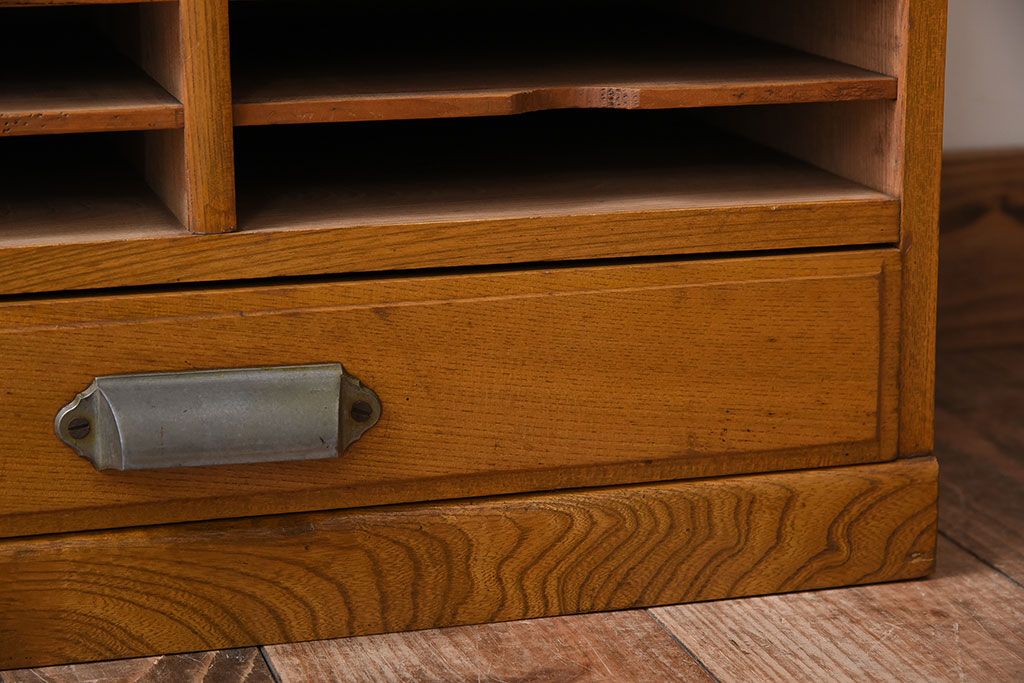 アンティーク家具 古い木製の小ぶりなアンティーク縦型書類棚