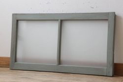オリーブグリーンペイントの小さなガラス戸(窓)