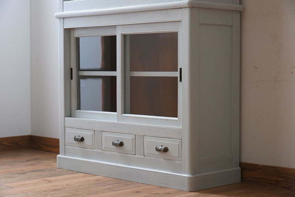 アンティーク家具　フレンチグレーペイントのおしゃれでかわいい食器棚(カップボード)