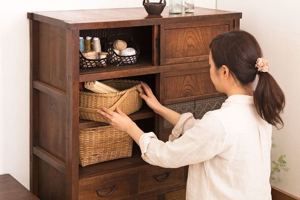アンティーク家具　組子入り引き戸がおしゃれな和製アンティークの茶箪笥(収納棚)