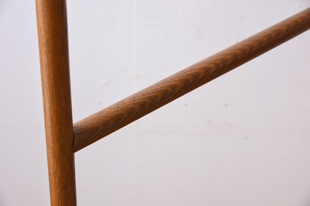 アンティーク雑貨　タモ材製　彫刻入り　古い木の和製アンティーク衣桁