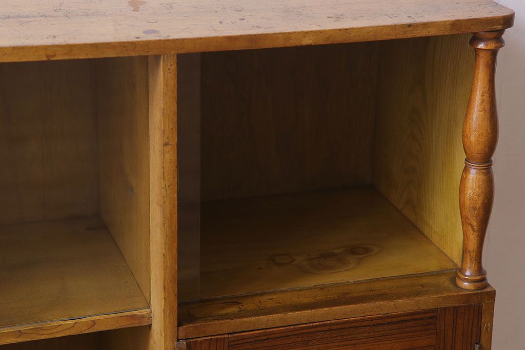 レトロ家具　昭和レトロ　ダイヤガラス入り!古い木製の小ぶりな本箱(ブックケース)(2)