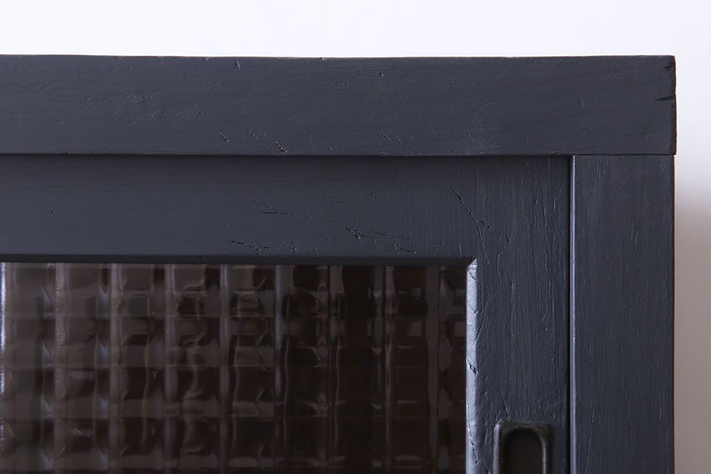 レトロ家具　レトロガラス入り!ダークグレーペイントのアンティーク食器棚