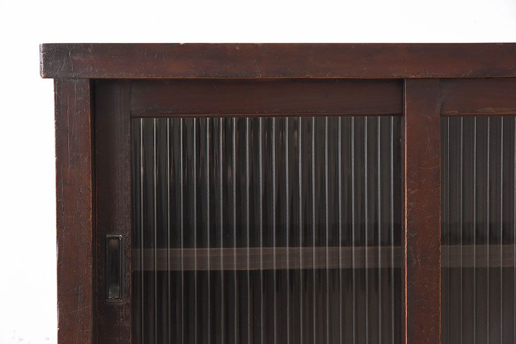 アンティーク家具　脚付き!モールガラス引き戸のアンティーク収納棚