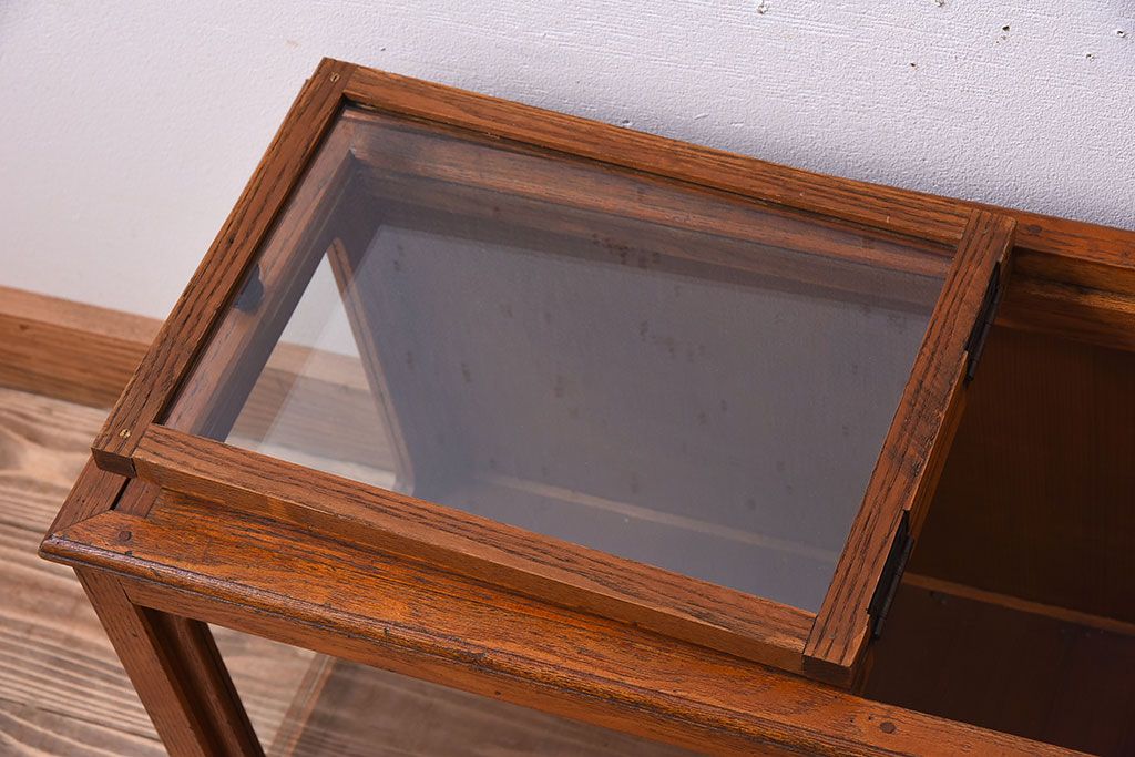 アンティーク家具　天井蓋付き!古いタモ材製の小ぶりなアンティークガラスケース