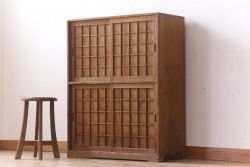 アンティーク家具　大正昭和期　檜材製　格子引き戸の小ぶりな収納棚(下駄箱)