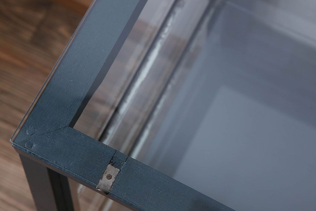 アンティーク家具　アンティーク　脚付き　台形型　ペイントガラスケース