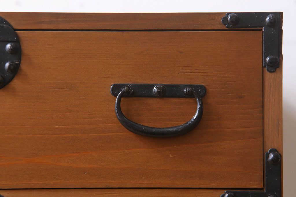アンティーク家具　前面檜材　丸金具付き　和モダン　縦型のアンティーク帳場箪笥