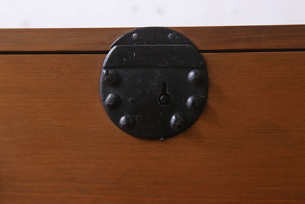 アンティーク家具　前面檜材　丸金具付き　和モダン　縦型のアンティーク帳場箪笥