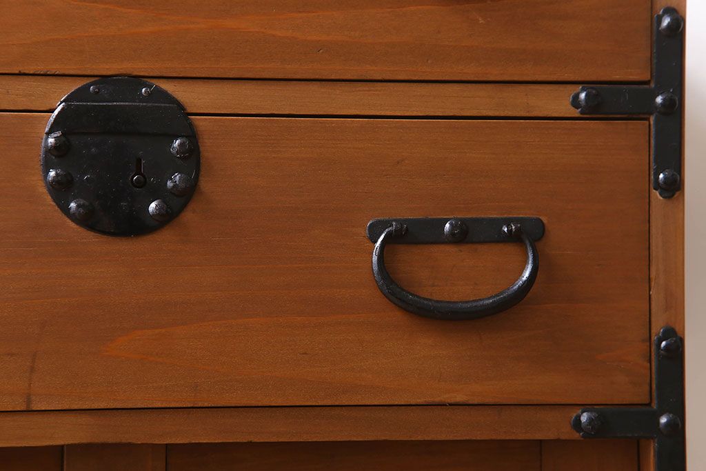 アンティーク家具　前面檜材　丸金具付き　和モダン　縦型のアンティーク帳場箪笥