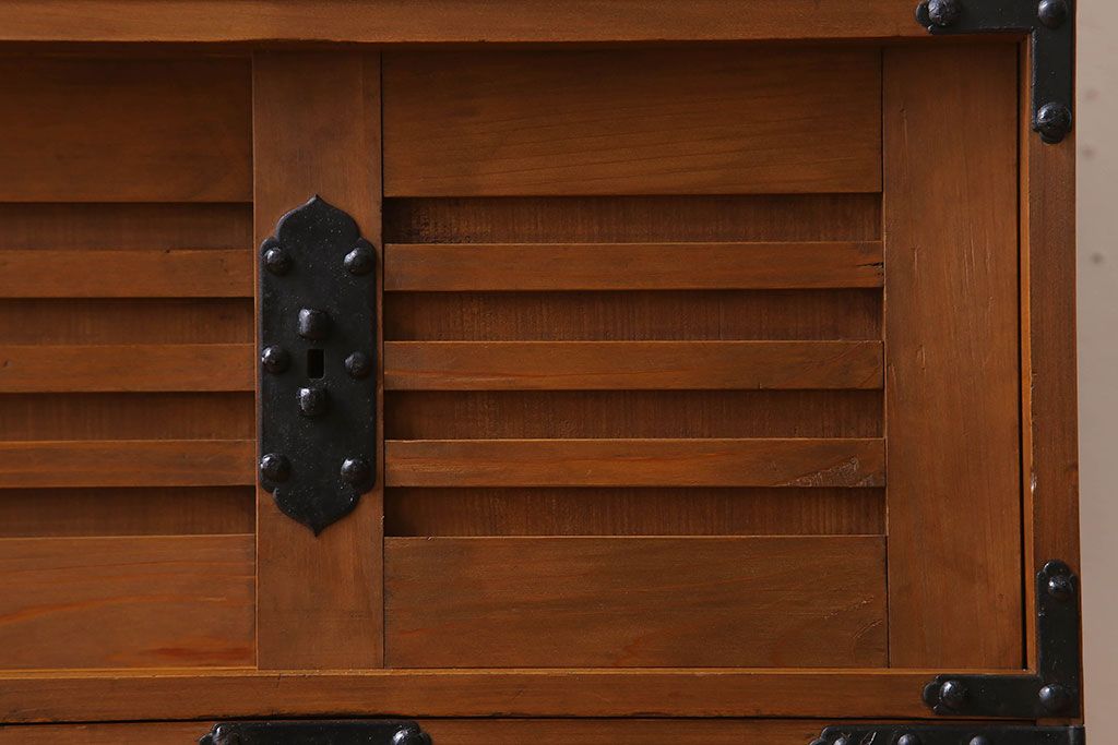アンティーク家具　前面檜材　丸金具付き　和モダン　縦型のアンティーク帳場箪笥