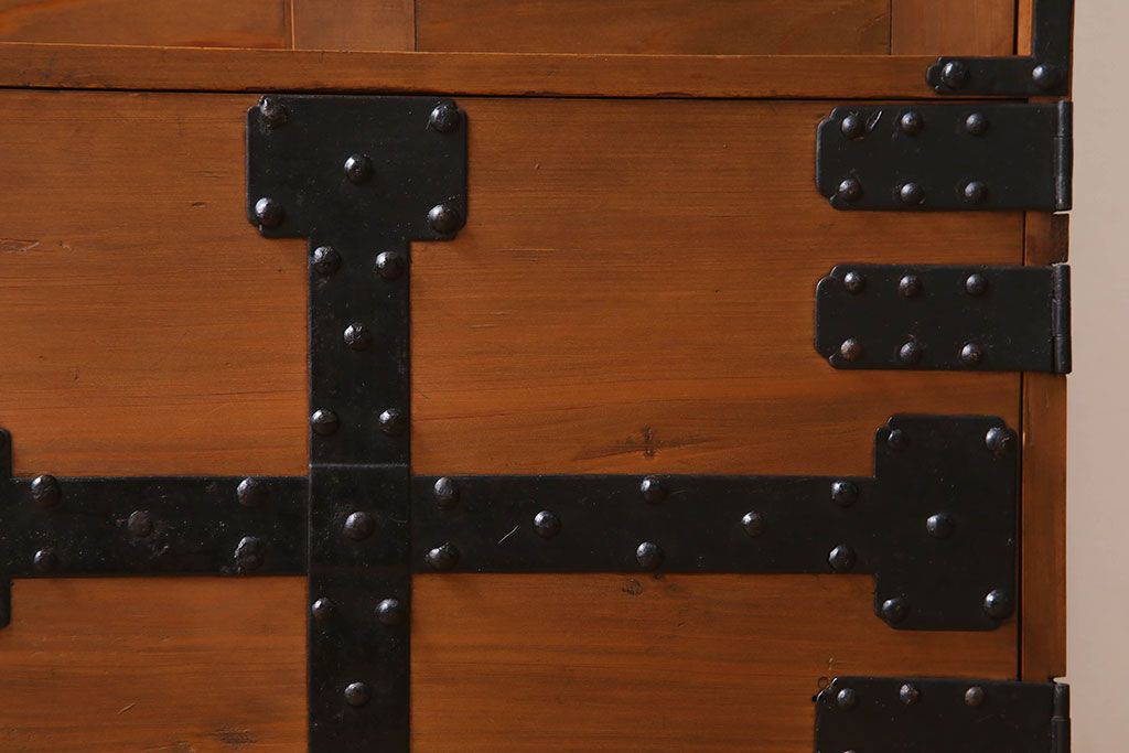 アンティーク家具　前面檜材　丸金具付き　和モダン　縦型のアンティーク帳場箪笥
