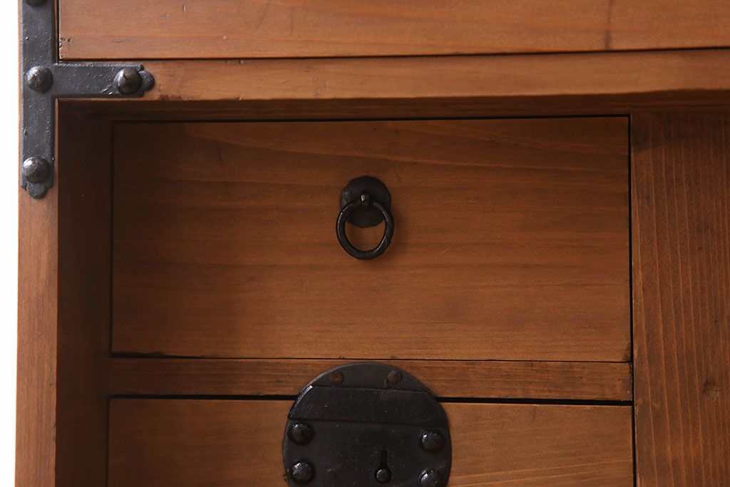 アンティーク家具　前面檜材　丸金具付き　和モダン　縦型のアンティーク帳場箪笥
