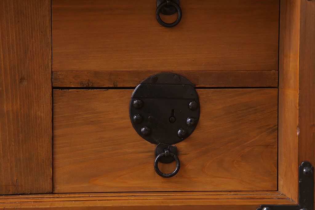 アンティーク家具　前面檜材　丸金具付き　和モダン　縦型のアンティーク帳場箪笥