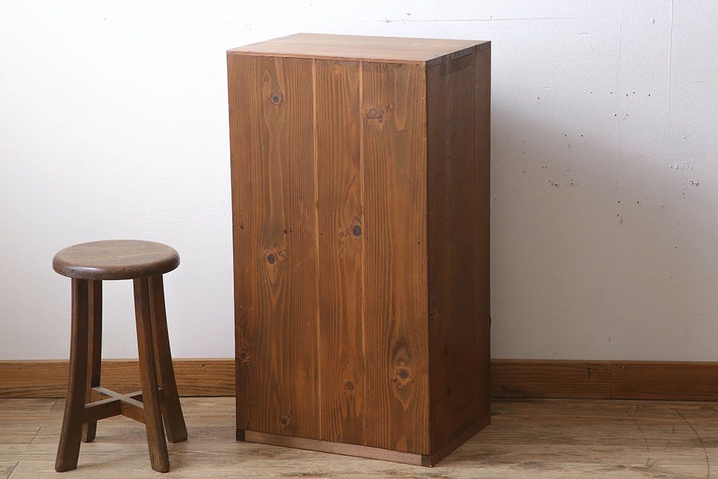 アンティーク家具　前面檜材　丸金具付き　和モダン　縦型のアンティーク帳場箪笥