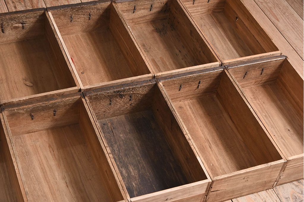 アンティーク家具　総桐材　金具付き!アンティーク縦型小引き出し
