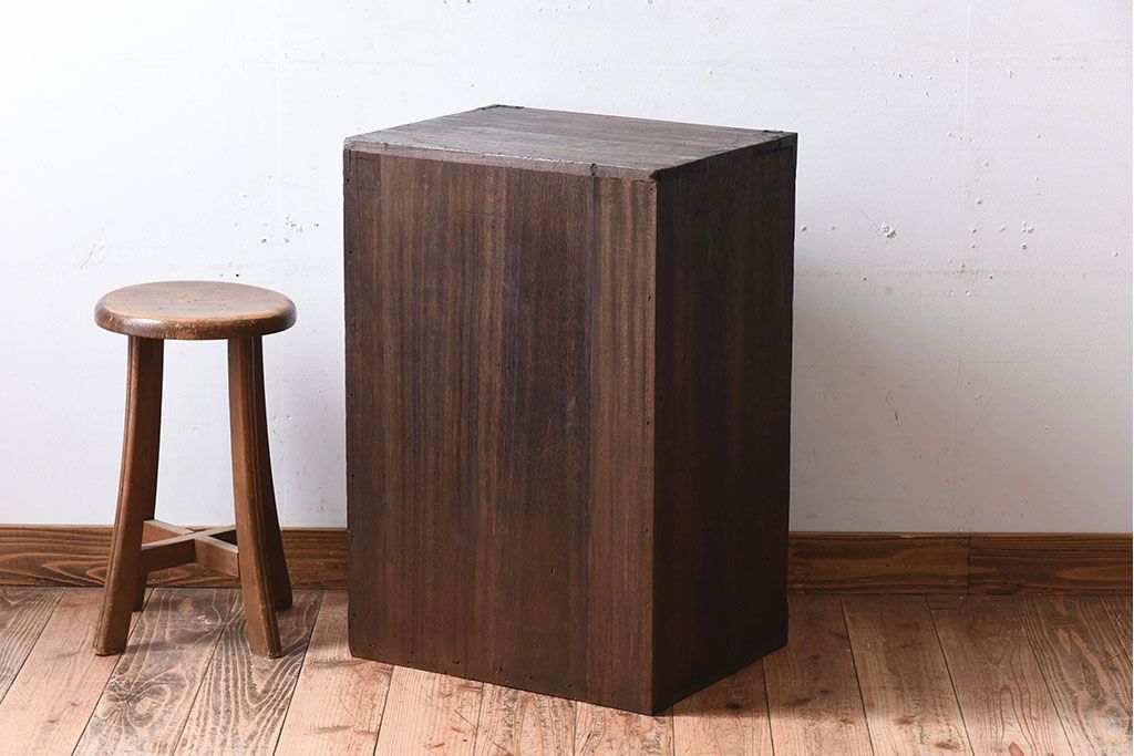 アンティーク家具　総桐材　金具付き!アンティーク縦型小引き出し