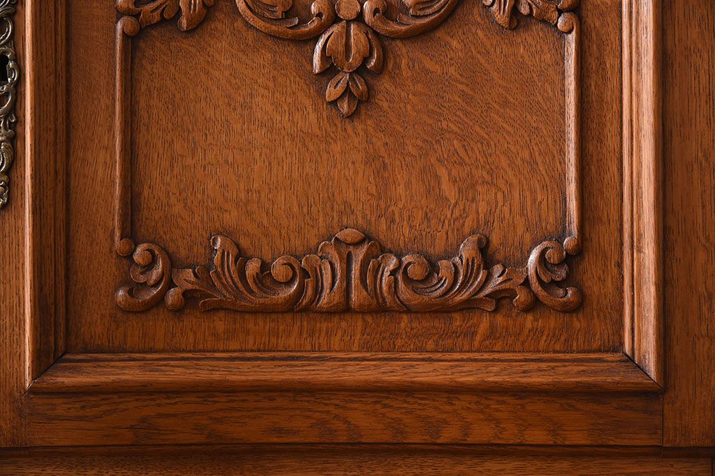 ヴィンテージ家具　フランスビンテージ　オーク材製　美しい彫刻入りのサイドキャビネット