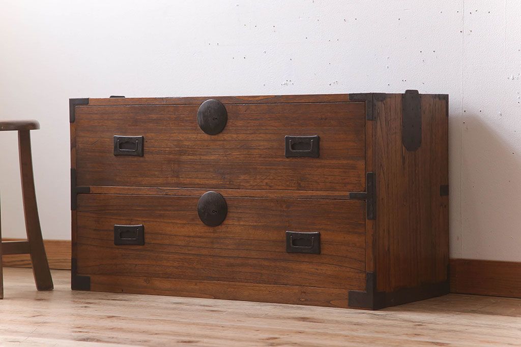 アンティーク家具　シンプルな古い木製の箪笥ローボード(衣装箪笥)