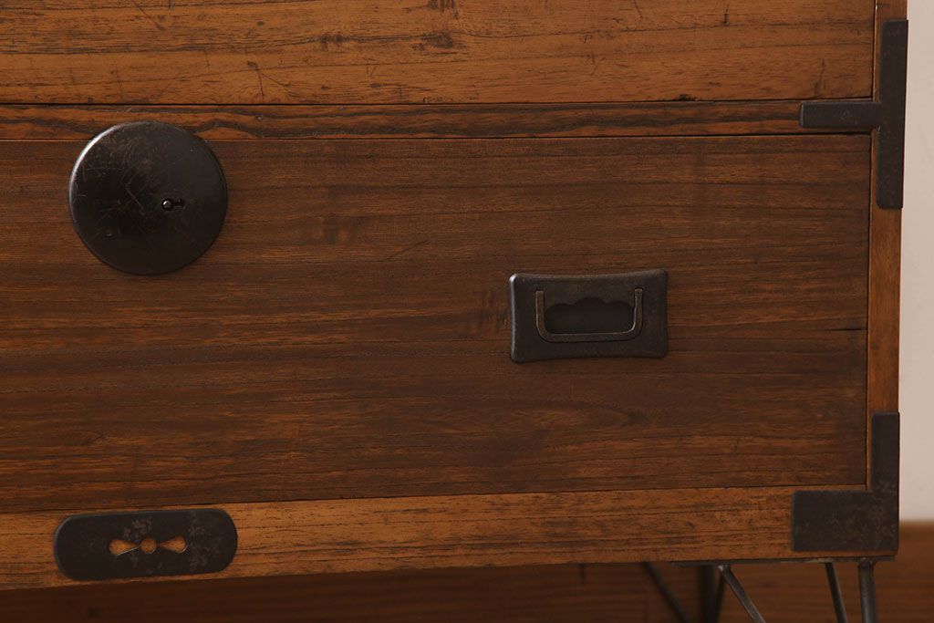 アンティーク家具　鉄脚付き!シンプルな古い木製の箪笥ローボード(衣装箪笥)