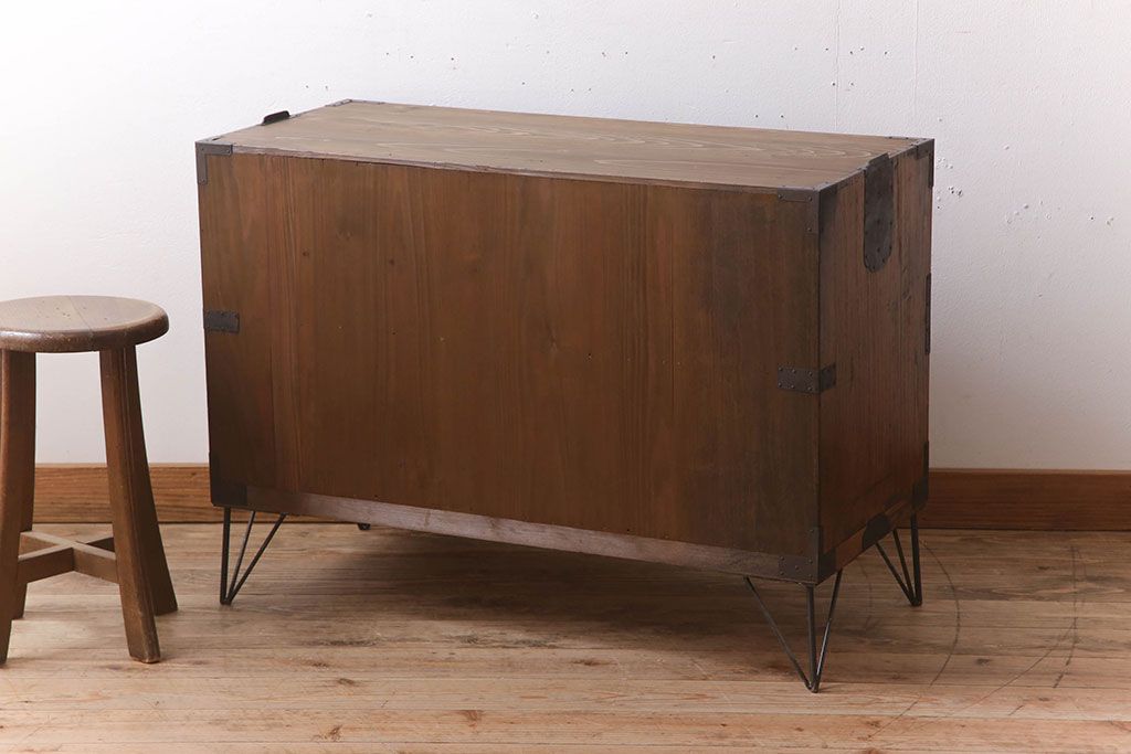 アンティーク家具　鉄脚付き!シンプルな古い木製の箪笥ローボード(衣装箪笥)