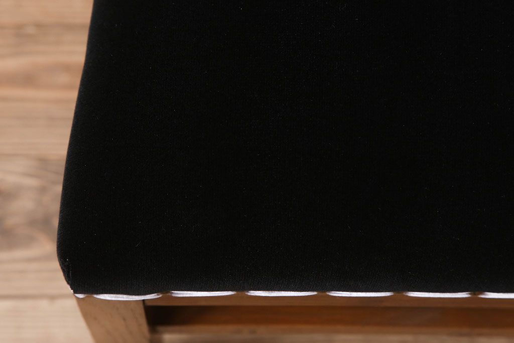 アンティーク家具　クッション座面　栗材製のシンプルなアンティークチェア
