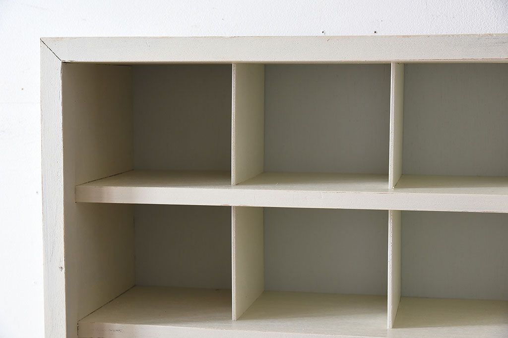 アンティーク家具　アンティークペイント　マス目棚付き!縦型キャビネット(収納棚、飾り棚)