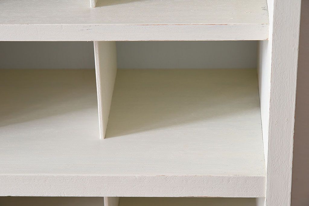 アンティーク家具　アンティークペイント　マス目棚付き!縦型キャビネット(収納棚、飾り棚)