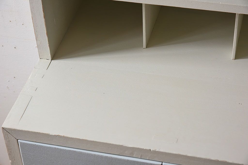 アンティーク家具　アンティークペイント　マス目棚付き!縦型キャビネット(収納棚、飾り棚)