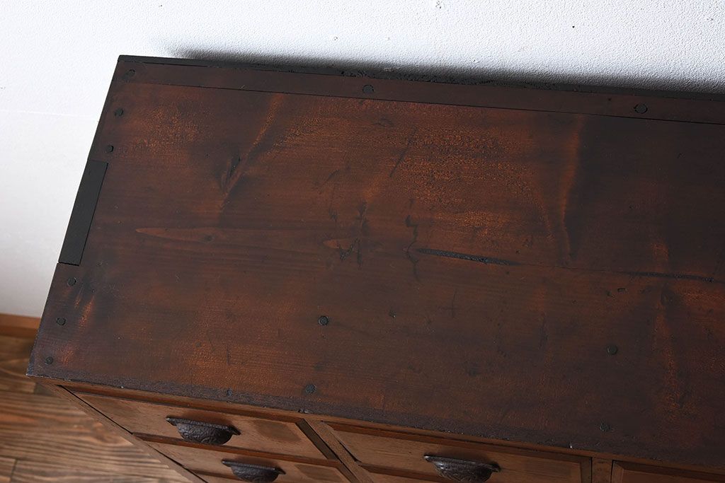 アンティーク家具　前面栓材　古い木製のアンティーク薬箪笥(引き出し)(2)
