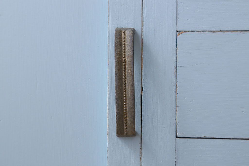 アンティーク家具　作業台付き　水色ペイントのおしゃれなアンティークカップボード
