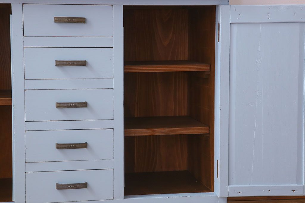 アンティーク家具　作業台付き　水色ペイントのおしゃれなアンティークカップボード