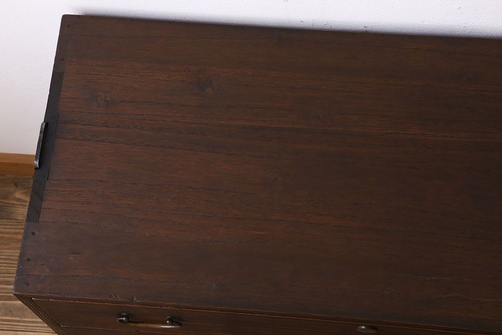 アンティーク家具　シンプルな衣装箪笥の鉄脚ローボード(ローチェスト)