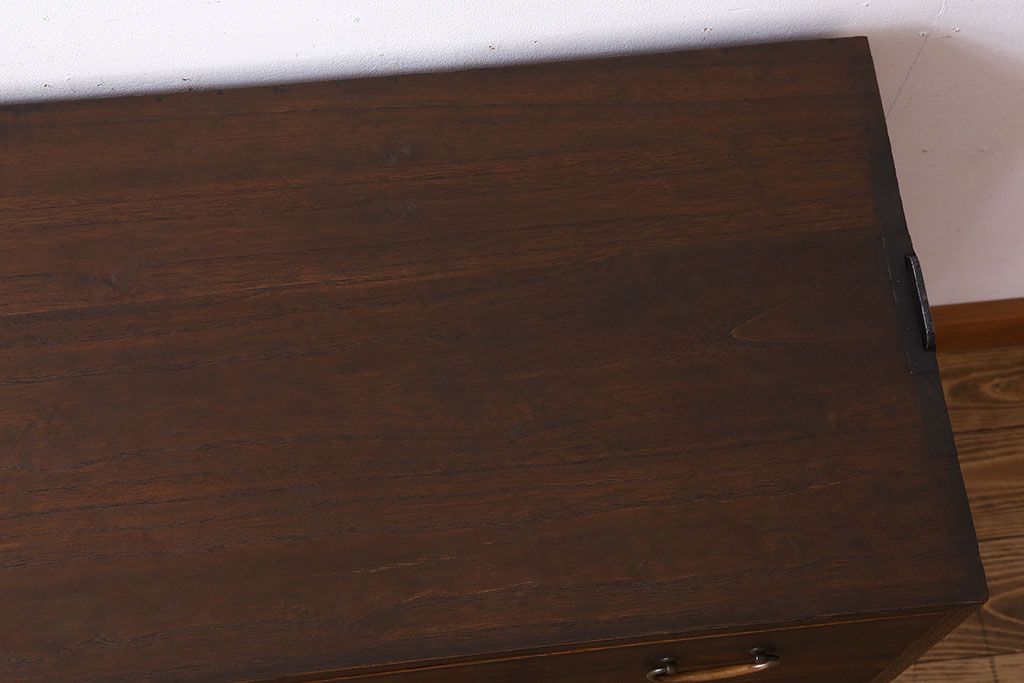 アンティーク家具　シンプルな衣装箪笥の鉄脚ローボード(ローチェスト)