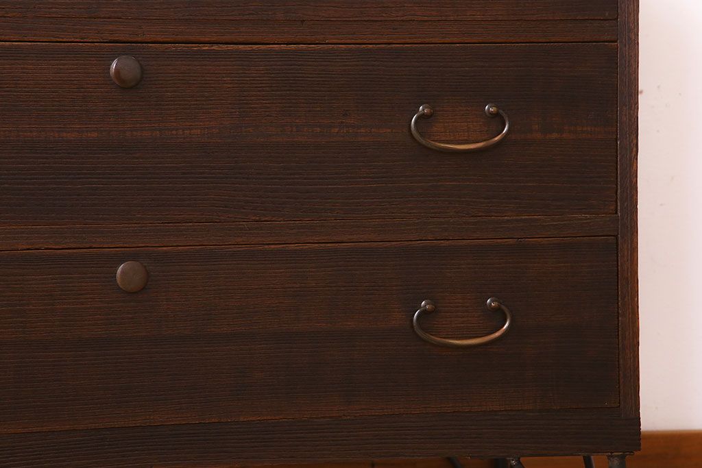 アンティーク家具　シンプルな衣装箪笥の鉄脚ローボード(ローチェスト)