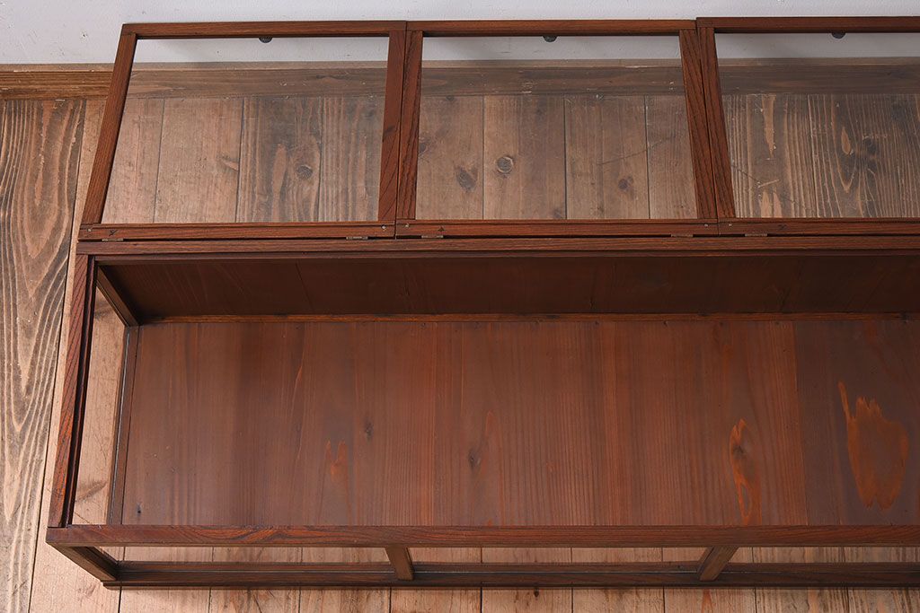 アンティーク家具　アンティーク　欅材　上蓋開き扉の小ぶりな横型ガラスケース(1)