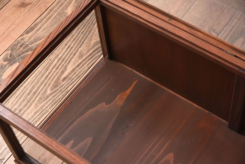 アンティーク家具　アンティーク　ケヤキ材　上蓋開き扉の小ぶりな横型ガラスケース(2)