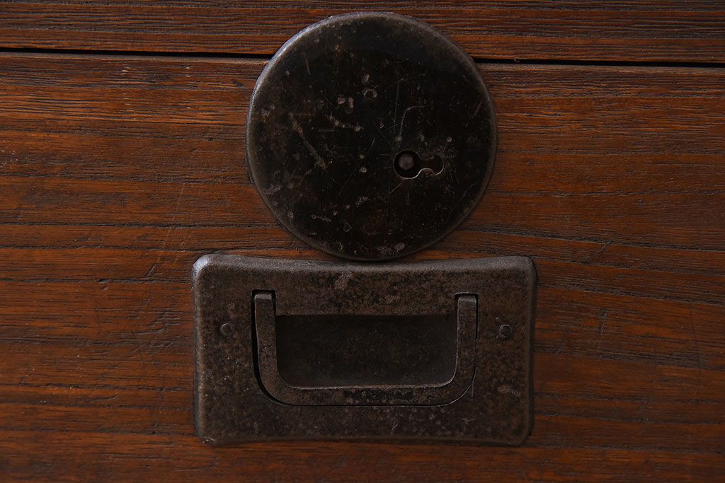 アンティーク家具　鉄脚付き!味のある古い木製の箪笥ローボード(衣装箪笥)