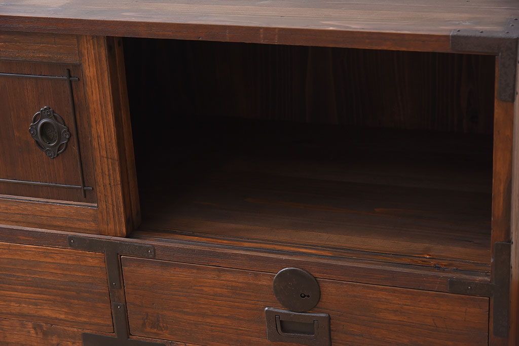 アンティーク家具　鉄脚付き!味のある古い木製の箪笥ローボード(衣装箪笥)