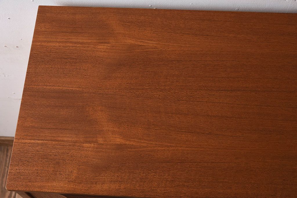 北欧家具　ビンテージ　シンプルでおしゃれな脚付きチェスト