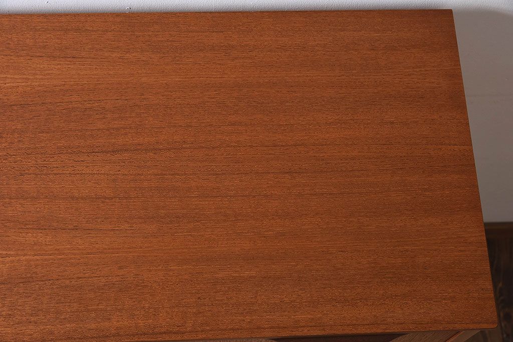 北欧家具　ビンテージ　シンプルでおしゃれな脚付きチェスト