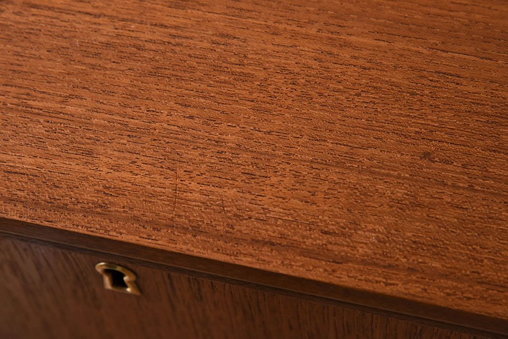 北欧家具　ビンテージ　シンプルでおしゃれな脚付きチェスト