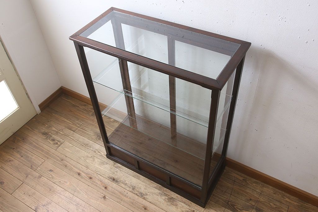 アンティーク家具　栗材製　アンティークの薄型ガラスケース