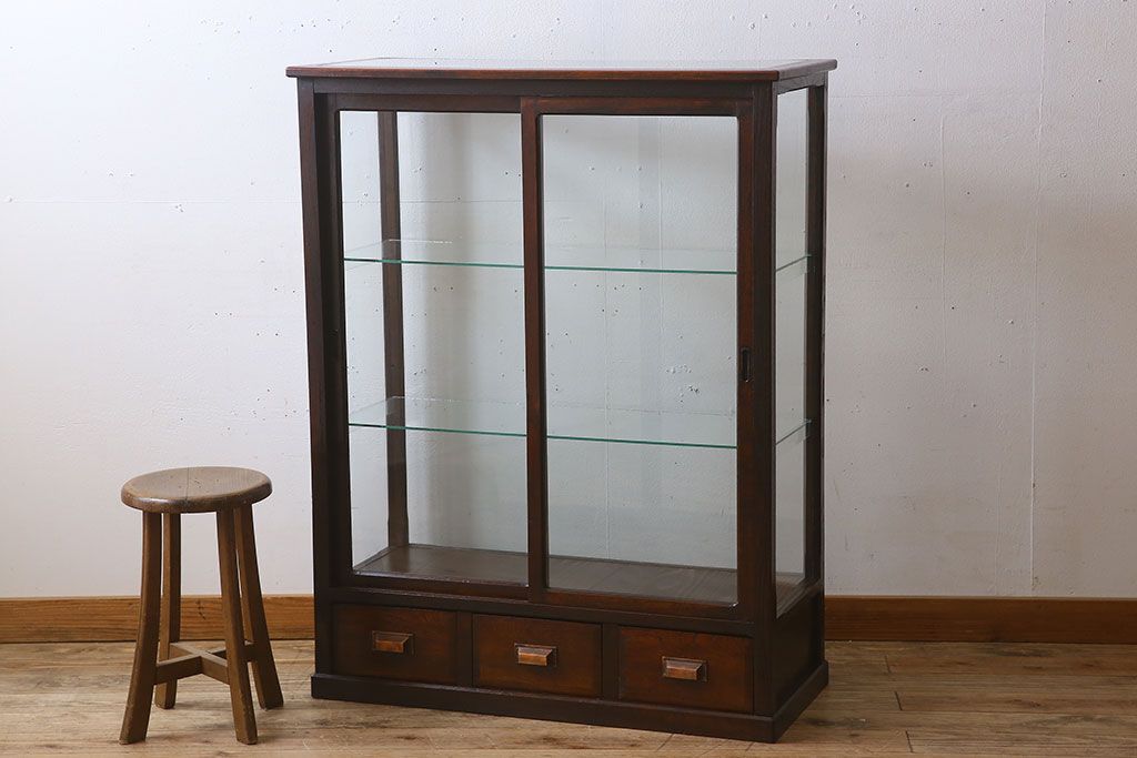 アンティーク家具　栗材製　アンティークの薄型ガラスケース
