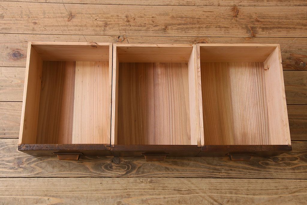アンティーク家具　栗材製　アンティークの薄型ガラスケース