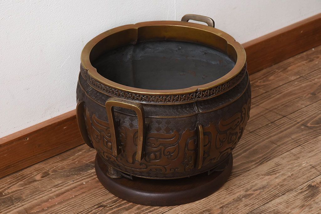 アンティーク雑貨　古民具・骨董　木製台座付き!饕餮(とうてつ)紋の古い真鍮製火鉢(1)