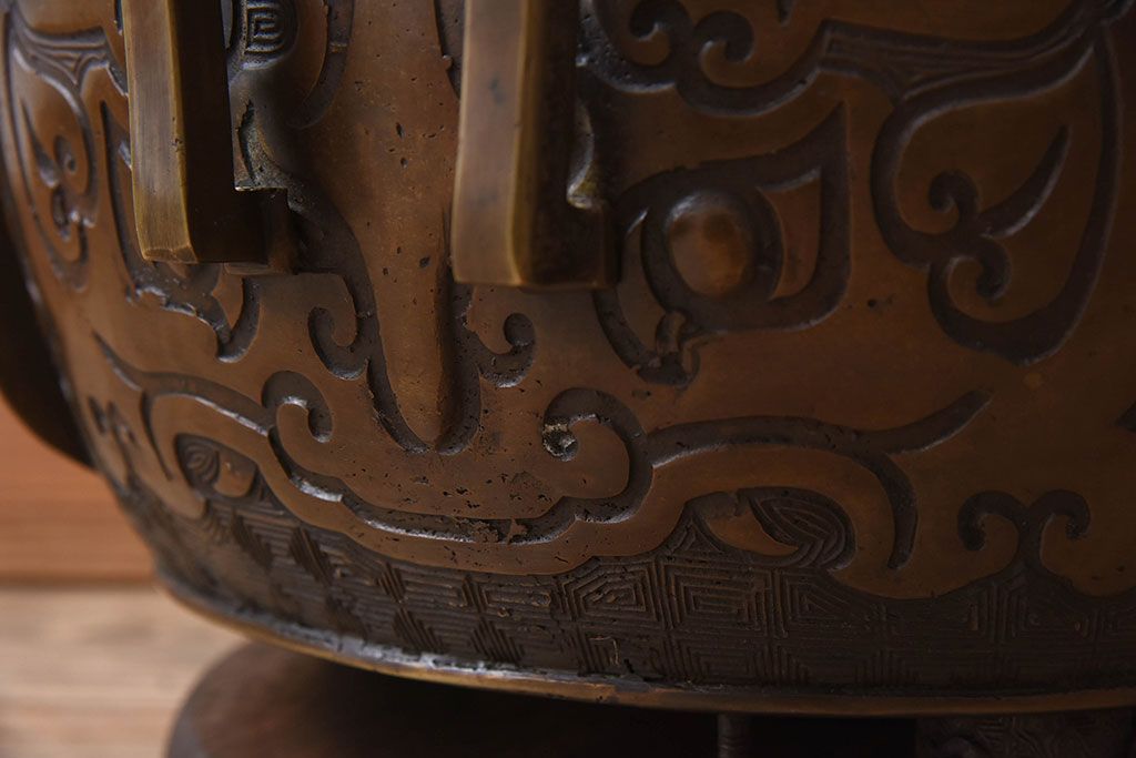 アンティーク雑貨　古民具・骨董　木製台座付き!饕餮(とうてつ)紋の古い真鍮製火鉢(1)