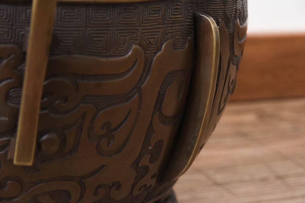 アンティーク雑貨　古民具・骨董　木製台座付き!饕餮(とうてつ)紋の古い真鍮製火鉢(2)