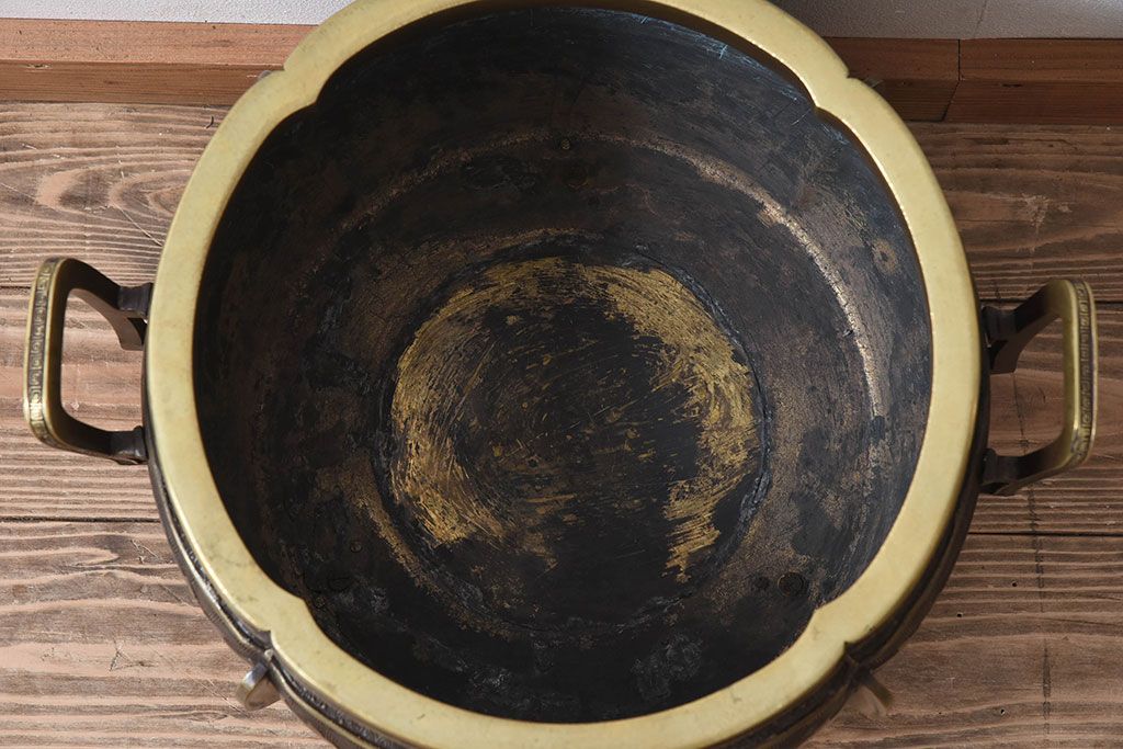 アンティーク雑貨　古民具・骨董　木製台座付き!饕餮(とうてつ)紋の古い真鍮製火鉢(2)